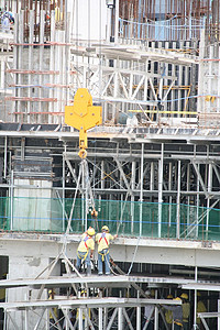 建筑建筑工人脚手架黄色男人安全帽工人桁架滑轮起重机水泥背景图片