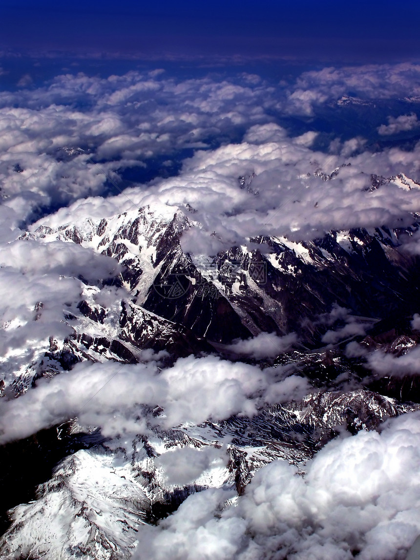 阿尔卑斯山地形天空多云天线冰川岩石旅行图片