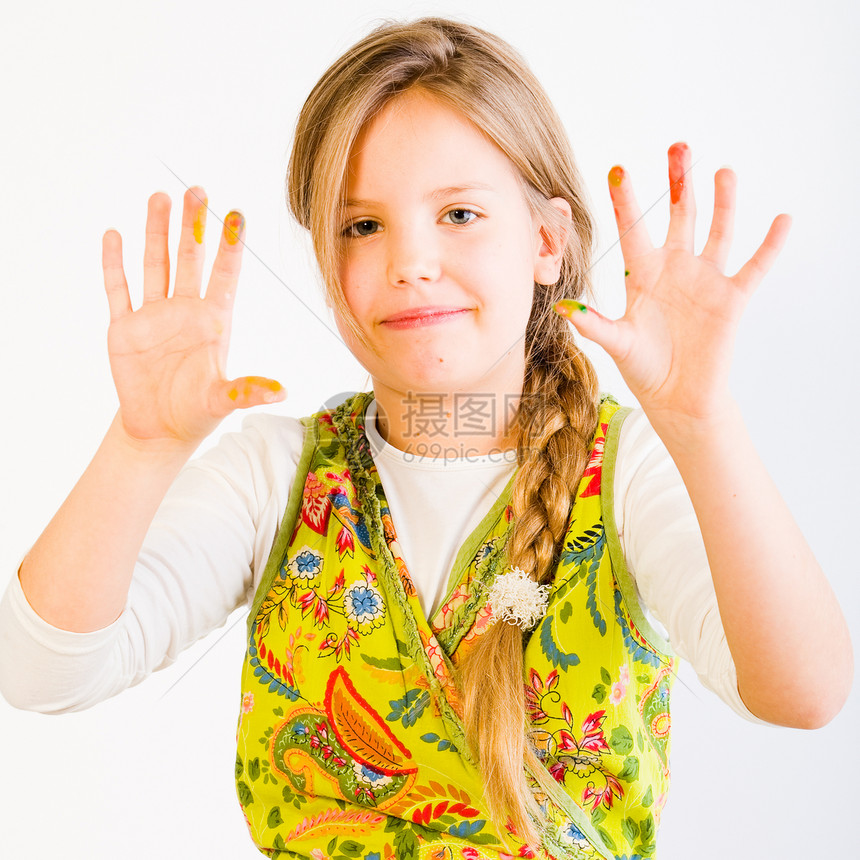 手上涂着油漆的年轻女孩孩子白色金发腰射手指编织眼神长发黄色绿色图片