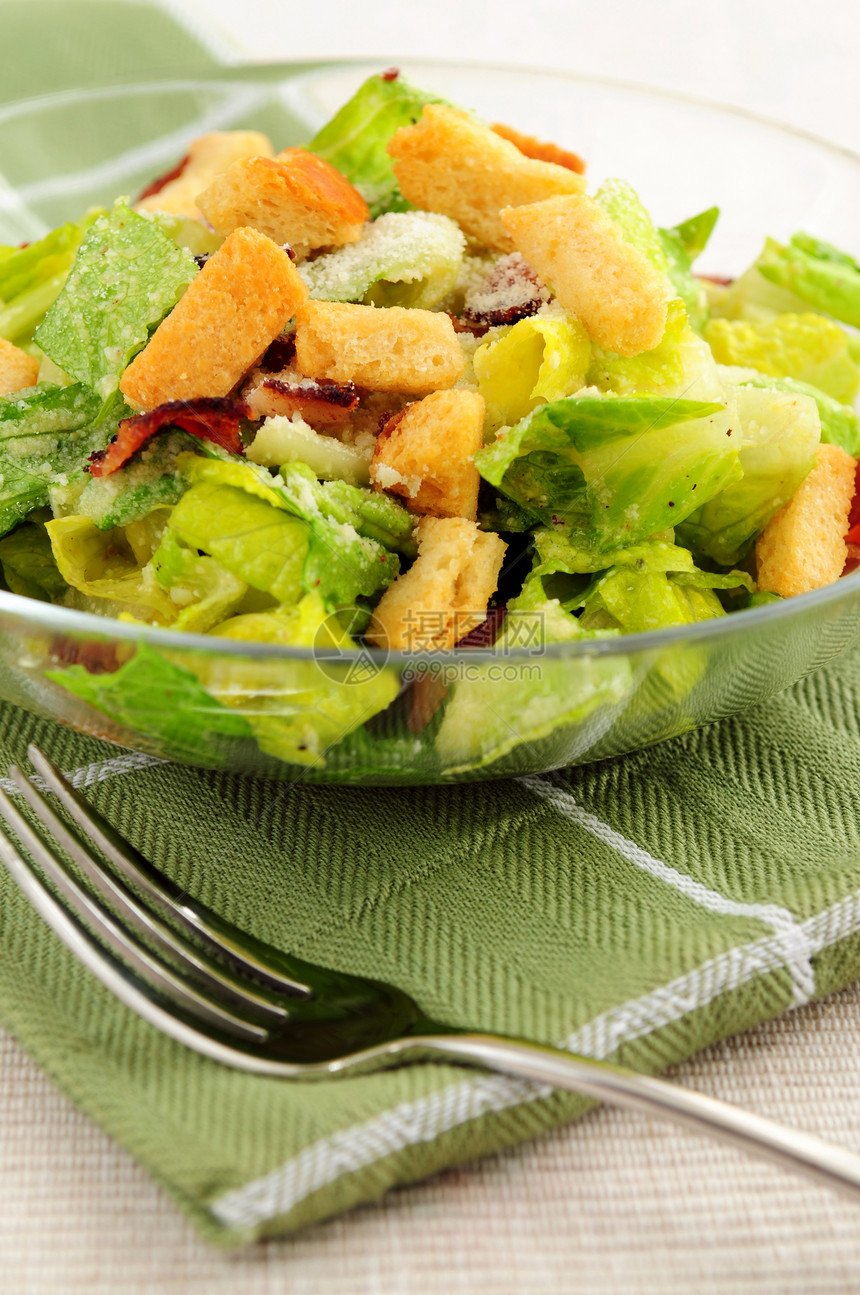 凯撒沙拉午餐营养节食菜单玻璃树叶熏肉莴苣熟食环境图片