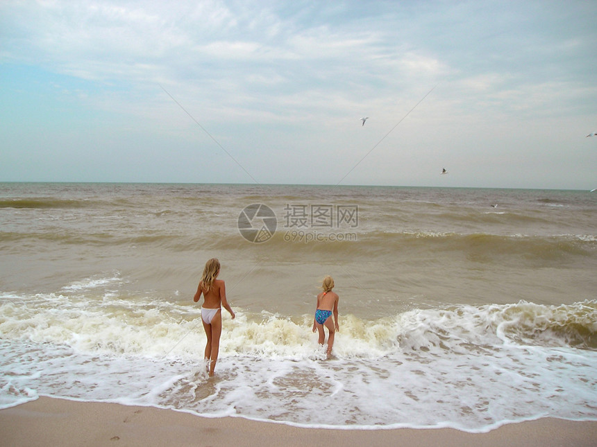 海边的姑娘们晒斑地平线蓝色女孩白色泡沫亚速女朋友童年天空图片