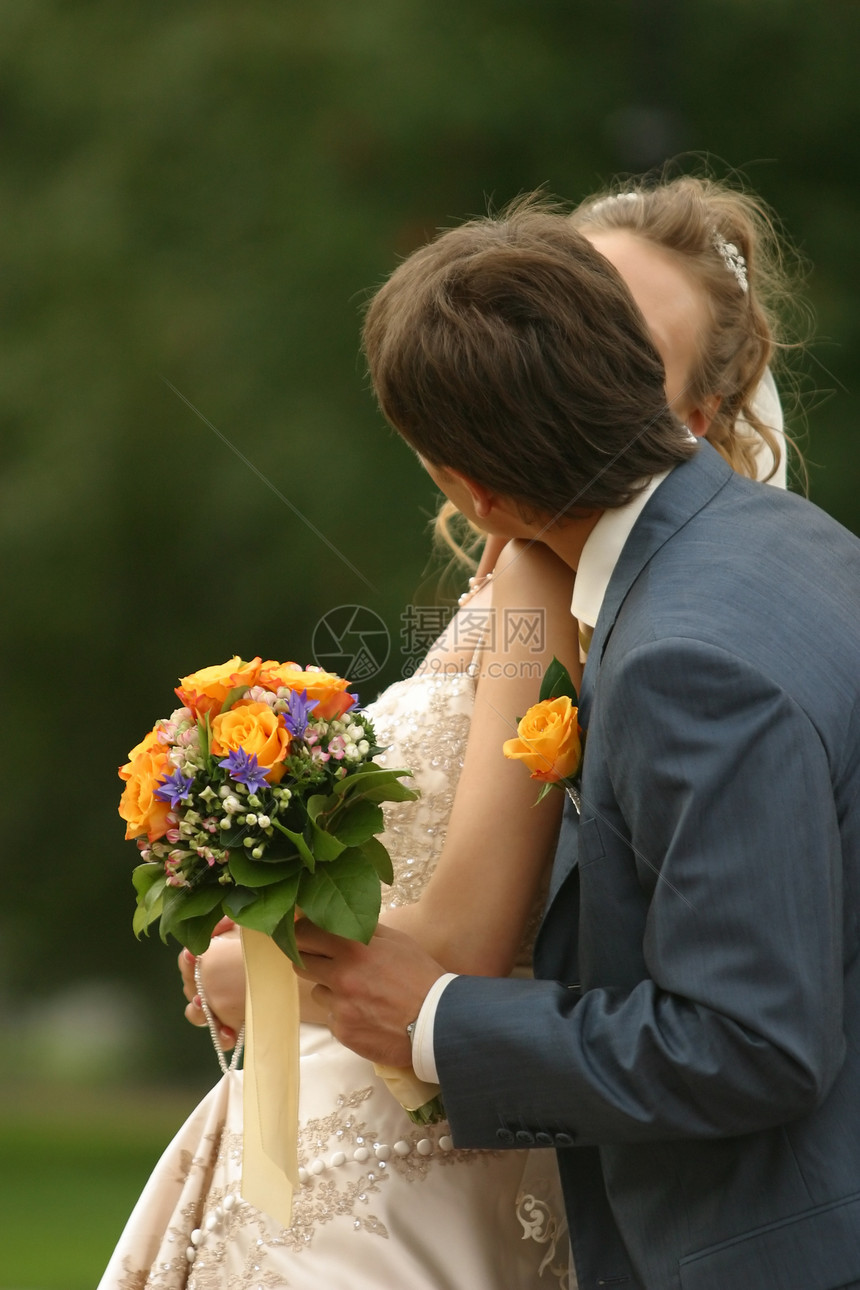 新婚夫妇黄色男人女士投标夫妻日落女性绿色玫瑰婚礼图片