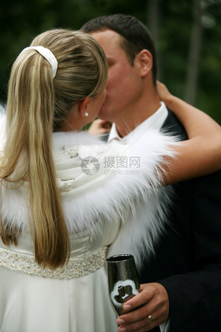 婚礼亲吻公园婚姻恋爱金发女郎晴天新娘夫妻微笑女士图片