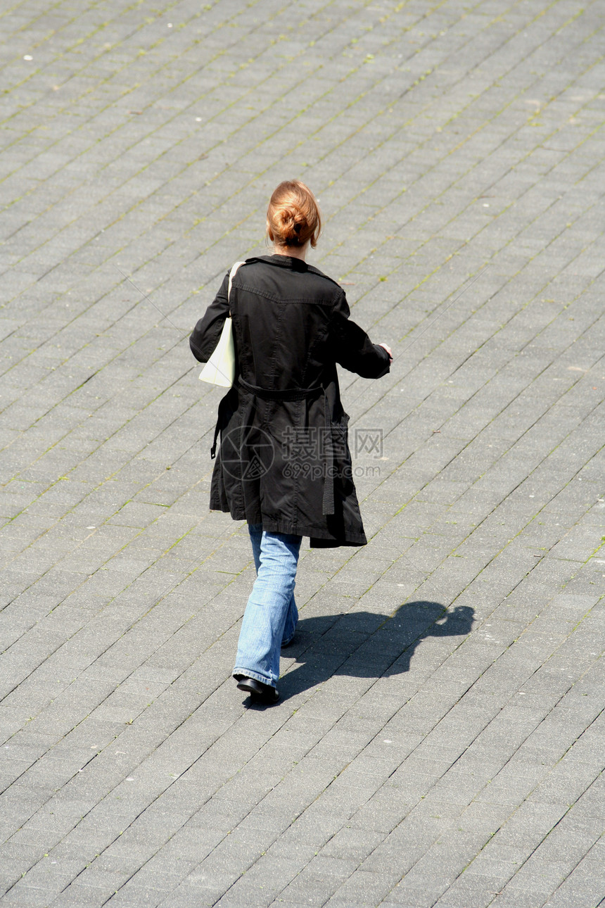 步行妇女行人女性衣服街道孤独寂寞场景身体成人图片