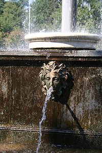 喷泉白色青铜溪流喷射灰色浮雕花园石头面具树木背景图片