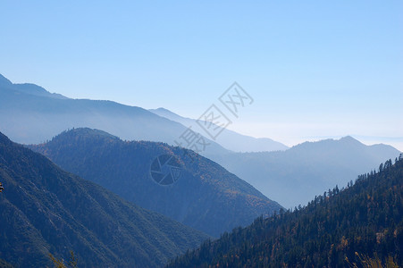 山区展望天空远景薄雾蓝色背景图片