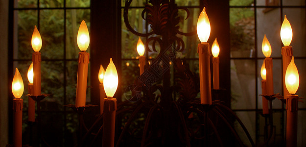 蜡烛火焰窗户背景图片