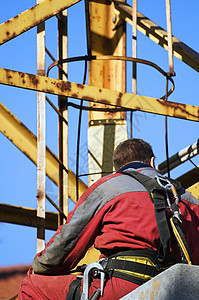 工人起重机框架工地链接男人劳动者梯子身体工作背带背景图片