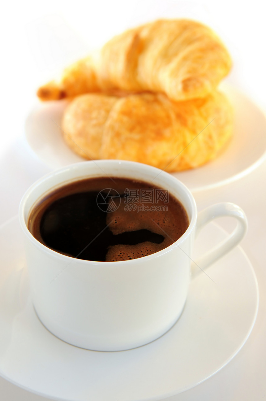 咖啡和羊角面包糕点早餐飞碟食物白色小吃盘子餐厅午餐咖啡店图片