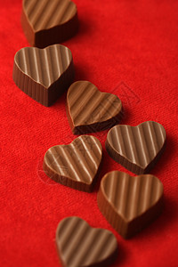 情人日巧克力巧克力糖果心形纪念日垃圾礼物甜点红色感情周年食物背景图片