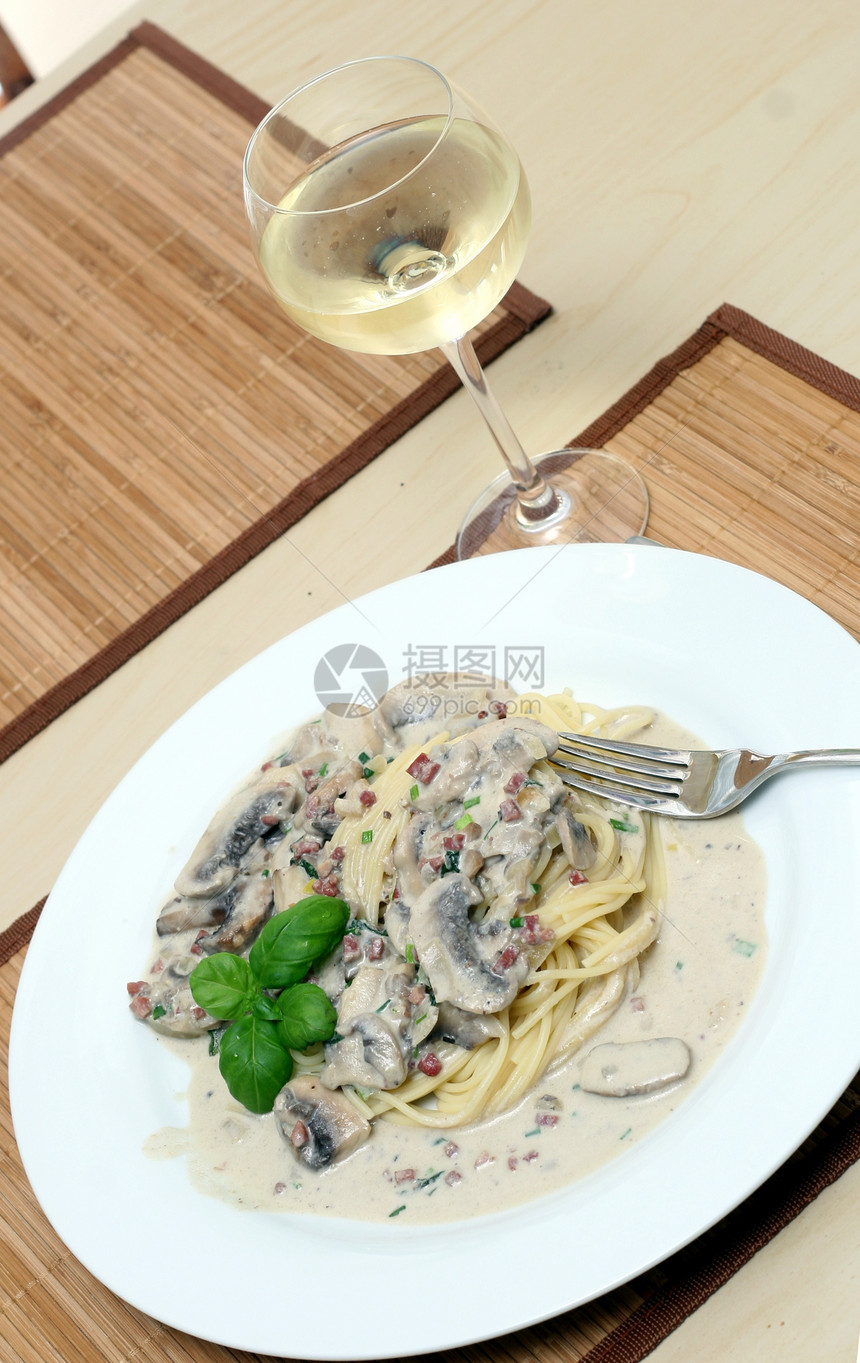 加蘑菇肉汁的意大利面条盘子午餐食物饮料餐厅玻璃白色图片