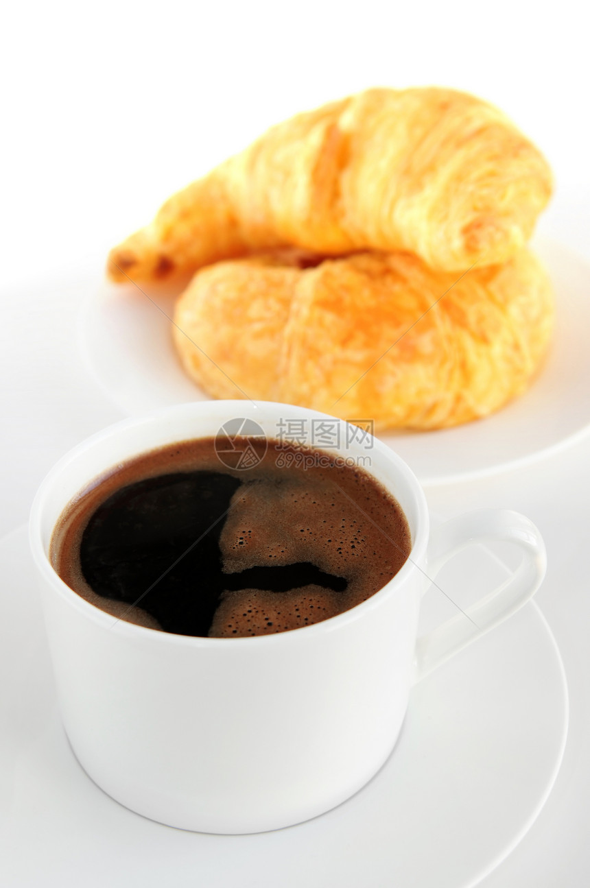 咖啡和羊角面包甜点盘子芳香餐厅咖啡店飞碟小吃黑色午餐食物图片