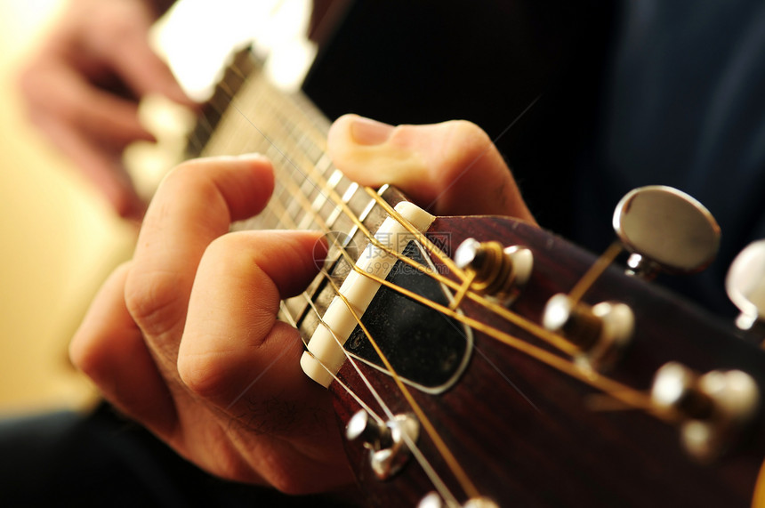 弹吉他的人烦恼吉他仪器坚果指板运动弹奏手指男人细绳图片