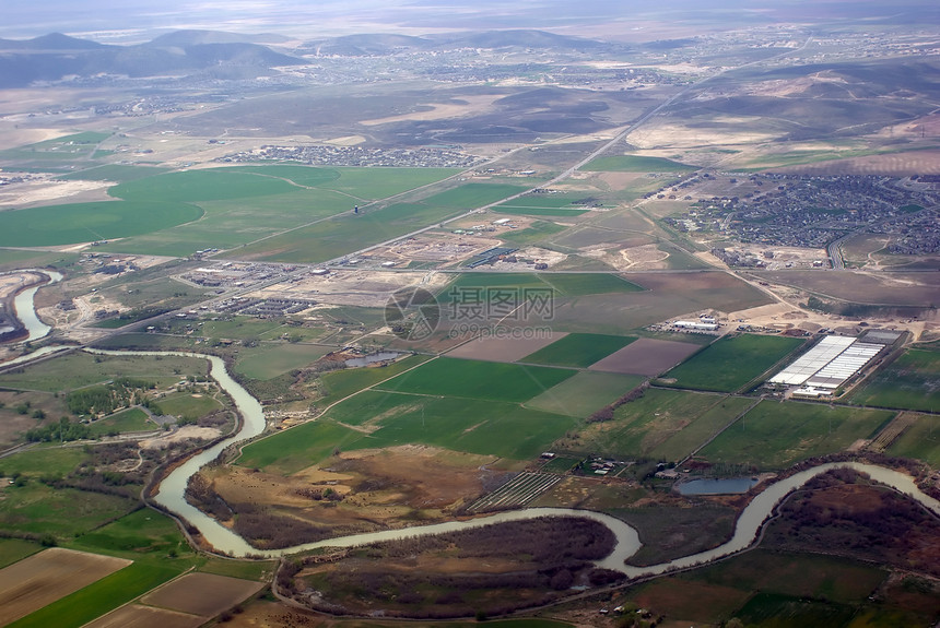 空中视图溪流农场天空土地城市图片
