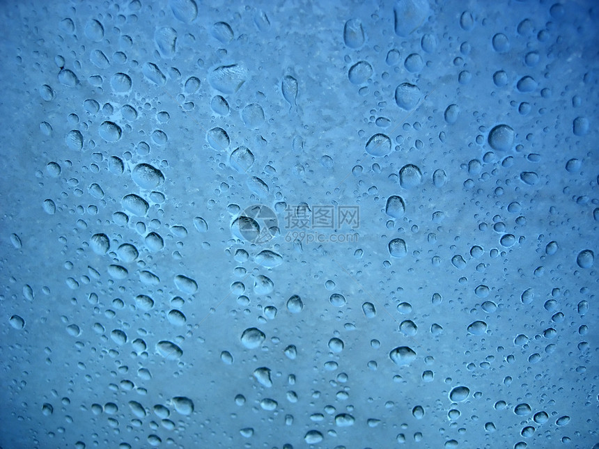 冻雨气泡冻结蓝色玻璃窗户冷冻图片