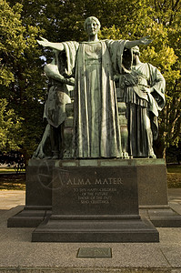 阿尔马特尔伊利诺斯大学母校雕像三位一体学生教育学校绿色大学背景图片