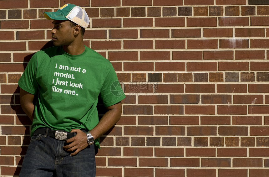 具有吸引力的年轻非洲裔非裔美国男子帽子种族牛仔裤绿色水平模特时装黑色男人文化图片