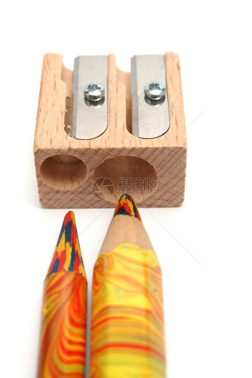 两支多色铅笔 在铅笔磨利器前图片