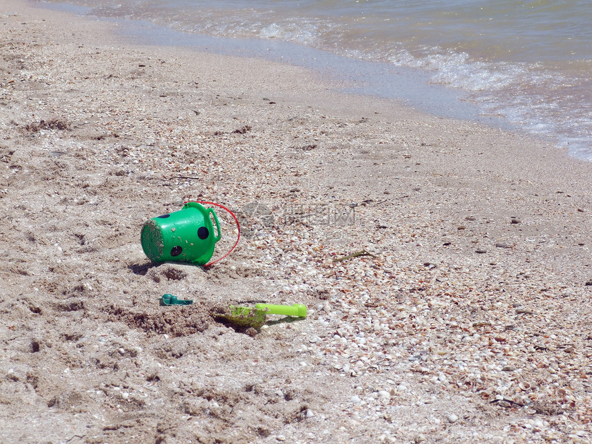 遗弃在海滩的玩具桶和铲子2图片