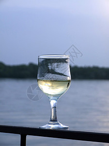 白葡萄酒杯 在河底的一面图片素材