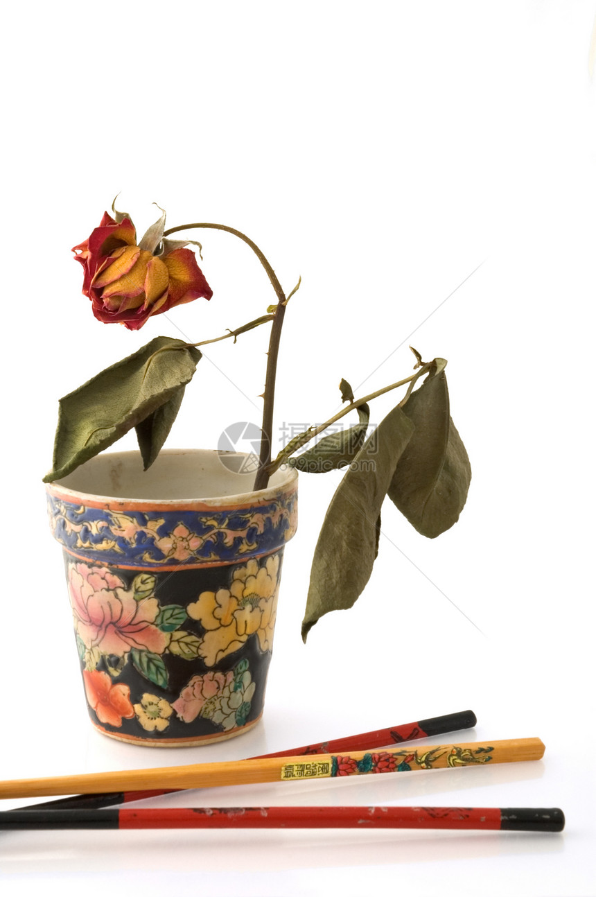 棍棒和花瓶与枯玫瑰图片