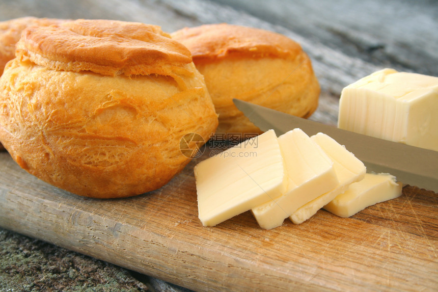 新鲜饼干酵母黄油小吃早餐片状木头食物传播午餐面包图片