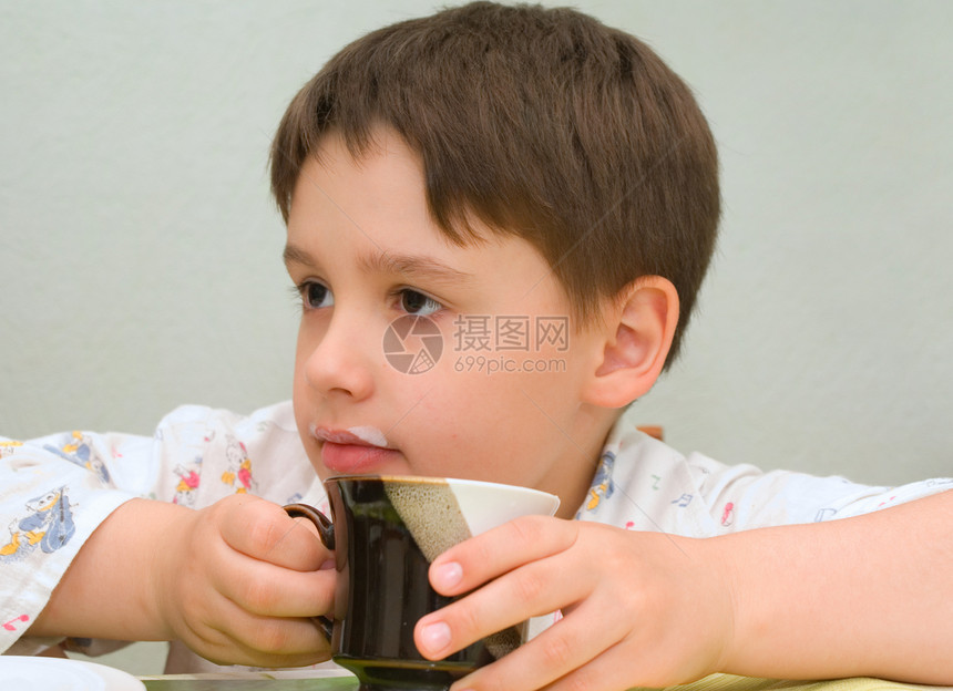 热牛奶桌子杯子盘子孩子们杂志勺子牛奶嘴唇食物痕迹图片