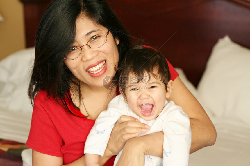 亚裔母亲和婴儿带着微笑醒来苏醒乐趣混血家庭活力孩子女士儿子眼镜成长图片