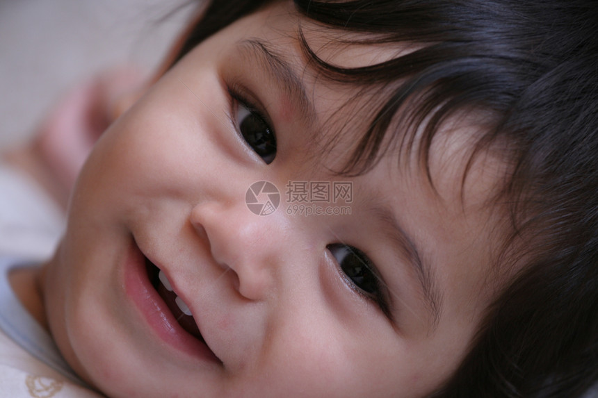 快乐的男孩微笑家庭精力男生健康喜悦孩子混血牙齿婴儿儿子图片