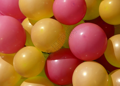 派对气球生日紫色庆典玩具嘉年华快乐黄色红色喜悦背景图片