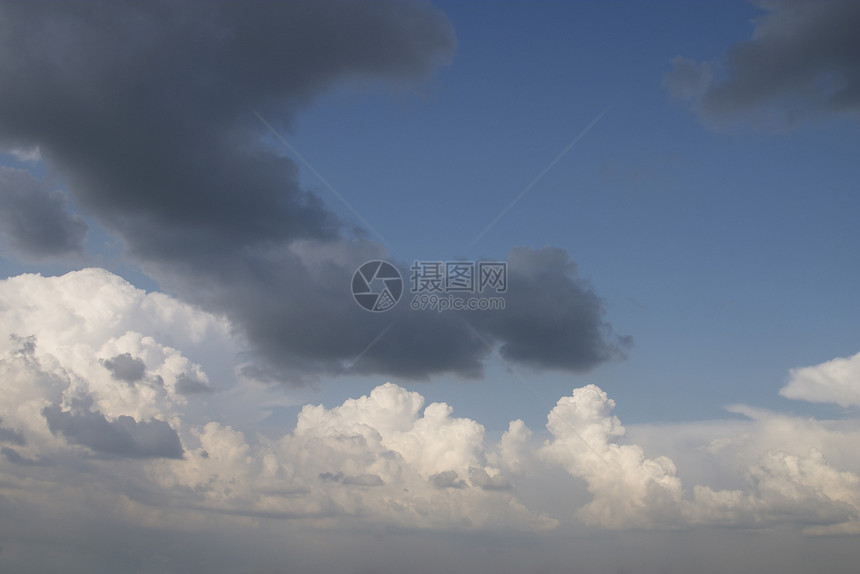 雨云和蓝色的天空图片