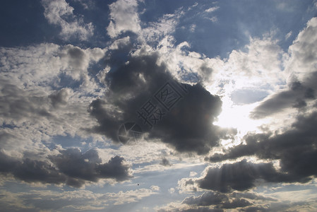 太阳光苍穹蓝色雨云多云天穹太阳天气射线背景图片