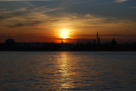 江上日落海景海洋太阳海岸线文明天空城市红色海岸日出背景图片