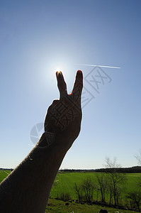 胜利手指手臂场地草地天空背景图片