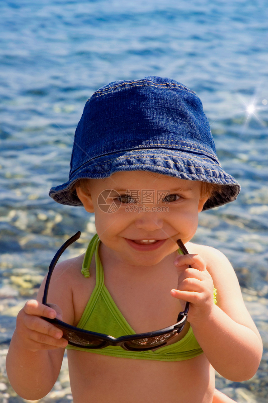 微笑热带海滩女性眼镜童年乐趣太阳假期鼻子泳装图片