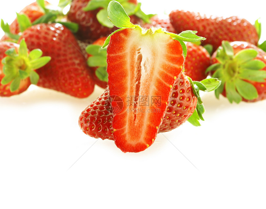 一切新鲜的成熟草莓 鲜少作为背景图片