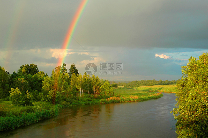 在小河上方的彩虹图片