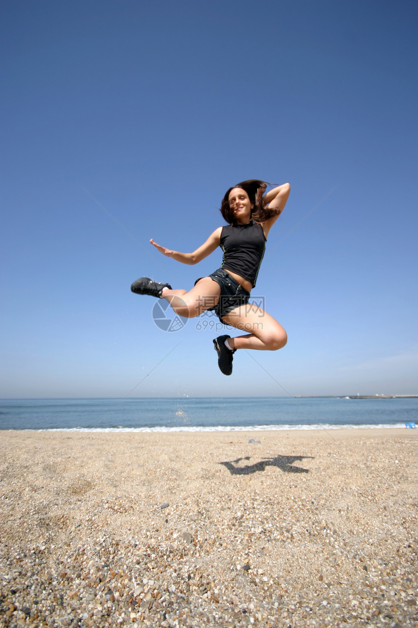 跳跃太阳乐趣幸福女性微笑天空活力跑步热带喜悦图片