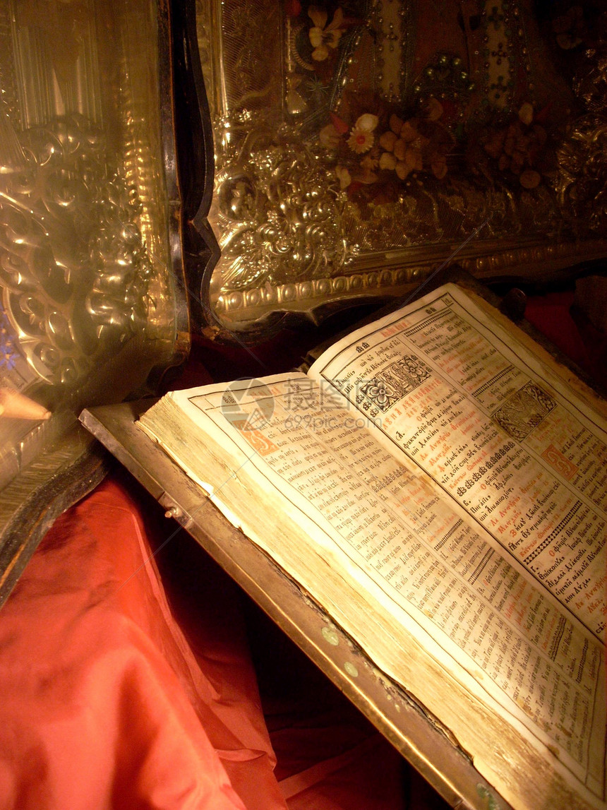 具有古老圣经和圣像的宗教生活静物手稿头书红色窗饰卡片金属青铜烛台丝绸图片