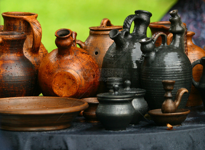 泥土中的水壶乡村粘土文化黏土仓库瓶子收件人陶工艺术罐子图片