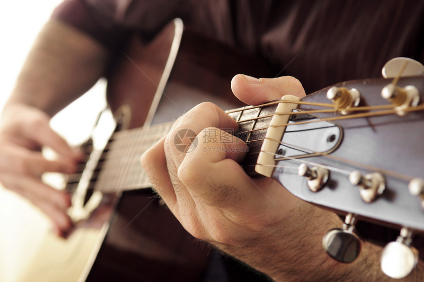 弹吉他的人指板音乐男人脖子坚果吉他乐器采摘钉头弹奏图片