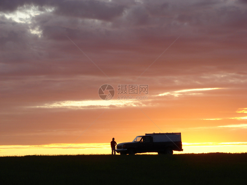 日落时旧车太阳运输场地男人卡车橙子车辆沙漠女士图片