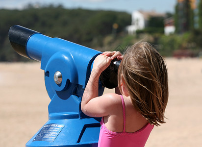 望远镜海滩方法兴趣光学蓝色童年背景图片
