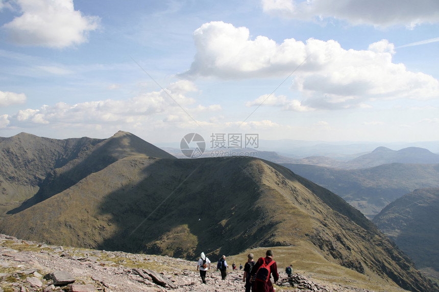 岩石路径顶峰丘陵蓝色山脉远足天空远足者风景高度山峰图片