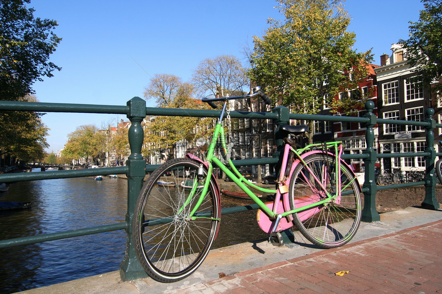阿姆斯特丹自行车房屋特丹粉色栏杆旅行旅游绿色树木图片