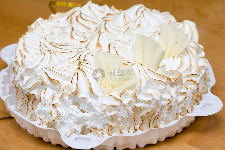 新鲜蛋红蛋糕桌子甜蜜甜点巧克力白色蛋糕酥皮坚果木头塑料图片
