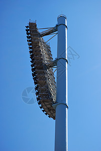 体育场的照明天空蓝色背景图片
