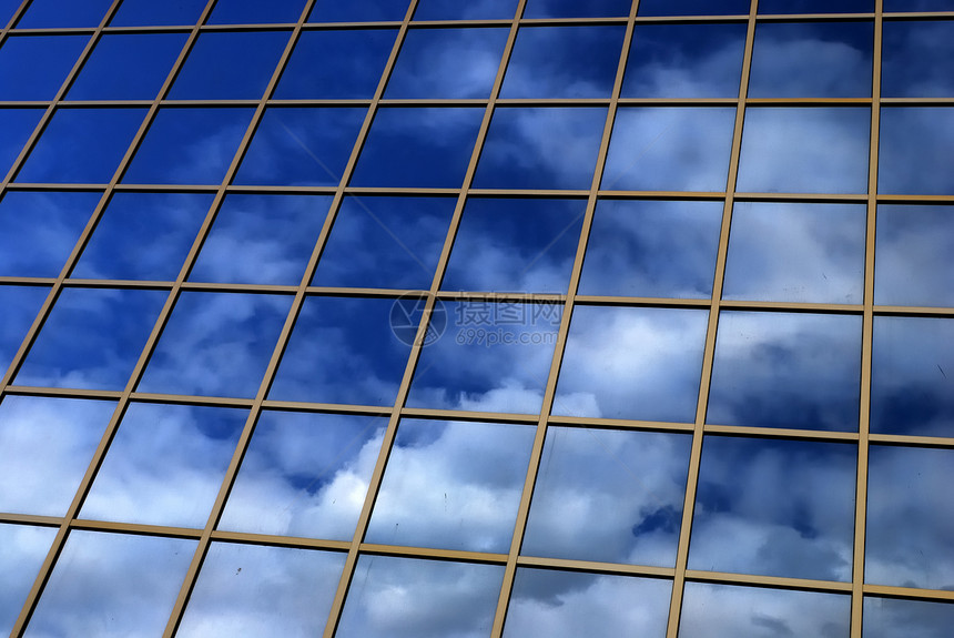天空和云的反射窗户商业镜子建筑学城市生活技术天际摩天大楼办公室图片