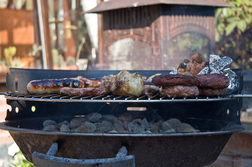 BBQ 碱鸡腿烹饪牛扒闲暇享受食物锡纸木炭煤炭香肠图片