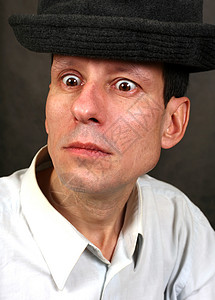 人类的肖像退休帽子黑色皱纹养老金男人男性工作室鬼脸背景图片